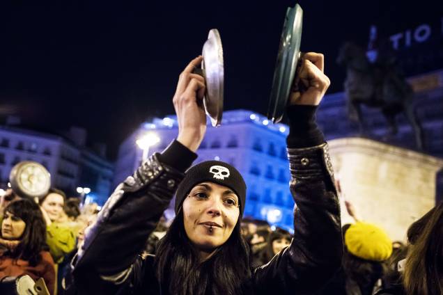 Mulheres protestam batendo panelas, durante protestos no Dia Internacional da Mulher, em Madri. na Espanha - 08/03/2018 Mulheres protestam batendo panelas, durante protestos no Dia Internacional da Mulher, em Madri. na Espanha - 08/03/2018