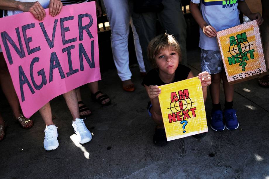 Manifestantes participam de protesto contra armas de fogo, denominado "March for Our Lives", em frente ao consulado americano localizado em São Paulo (SP) - 24/03/2018