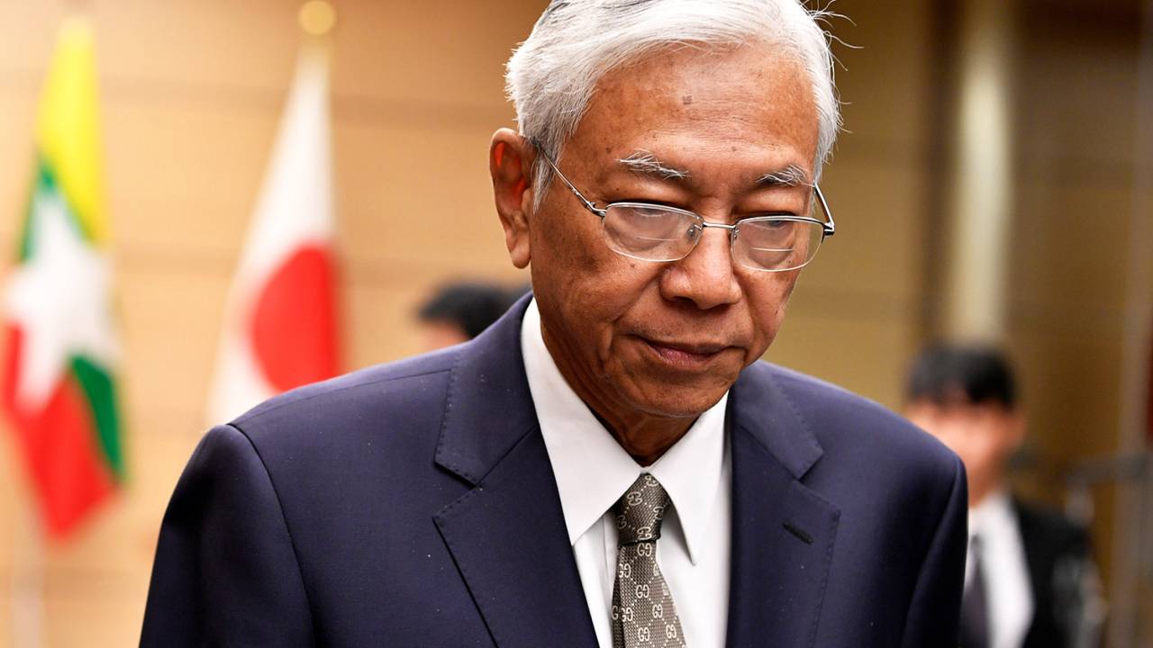 O então presidente de Mianmar, Hrin Kyaw, durante conferência com o primeiro-ministro japonês Shinzo Abe - 14/12/2017
