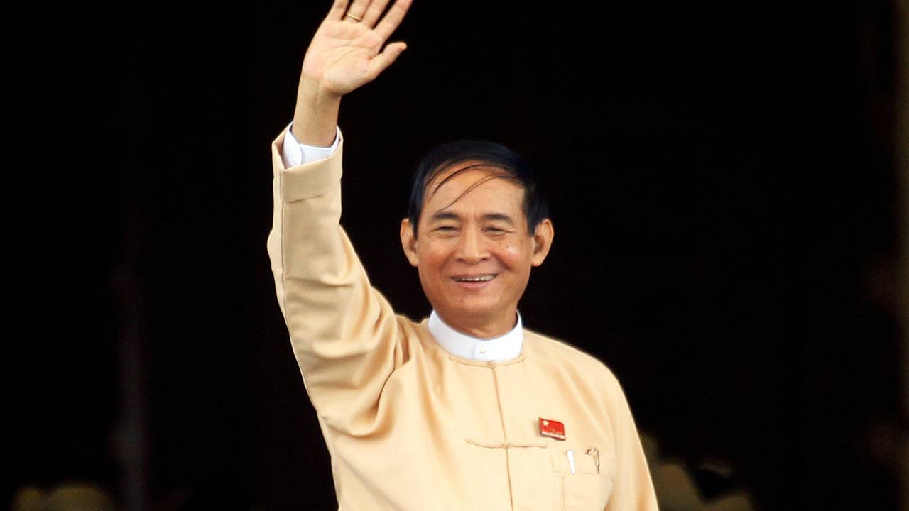 O presidente eleito de Mianmar, Win Myint, acena para eleitores em Naypyidaw - 28/03/2018