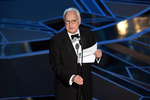 James Ivory recebe o Oscar de melhor roteiro adaptado por 'Me Chame pelo Seu Nome' James Ivory recebe o Oscar de melhor roteiro adaptado por 'Me Chame pelo Seu Nome'