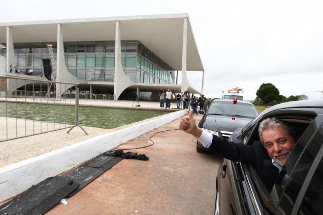 <span>Em 2010, após ser confirmada como candidata do PT à presidência e com o apoio massivo de Lula, Dilma Rousseff vence o tucano José Serra no segundo turno e é eleita a primeira mulher a presidir o Brasil. Na foto acima, Lula é fotografado na saída do Palácio do Planalto, instantes antes de </span> passar a faixa presidencial para Dilma, em 2011. <span>Em 2010, após ser confirmada como candidata do PT à presidência e com o apoio massivo de Lula, Dilma Rousseff vence o tucano José Serra no segundo turno e é eleita a primeira mulher a presidir o Brasil. Na foto acima, Lula é fotografado na saída do Palácio do Planalto, instantes antes de </span> passar a faixa presidencial para Dilma, em 2011.