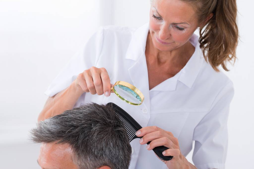 Calvície: conheça as causas e os tratamentos