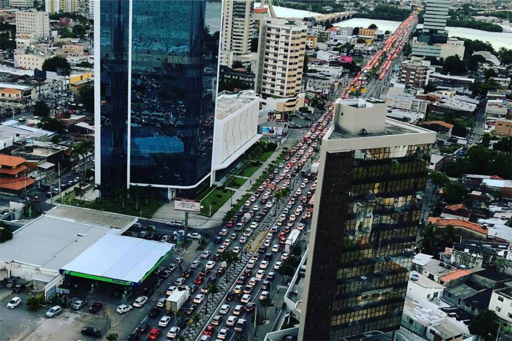 Apagão desliga faróis e provoca congestionamento na Avenida Antônio de Goes no Recife, Pernambuco