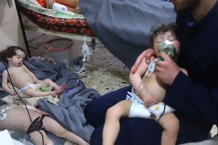 Frame de vídeo da defesa civil síria mostra atendimento a crianças vítimas de um ataque químico que ocorreu em Ghouta próximo a Damasco - 08/04/201 Frame de vídeo da defesa civil síria mostra atendimento a crianças vítimas de um ataque químico que ocorreu em Ghouta próximo a Damasco - 08/04/201