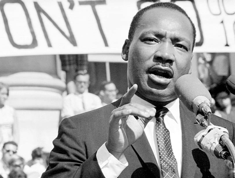 Martin Luther King Jr. faz um discurso para uma multidão de cerca de 7.000 pessoas em 17 de maio de 1967 no Sproul Plaza, na Universidade da Califórnia em Berkeley