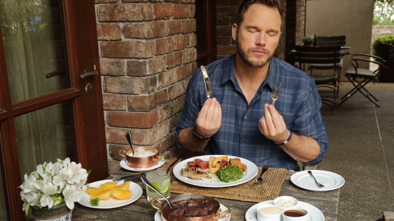 Chris Pratt experimenta feijoada em São Paulo