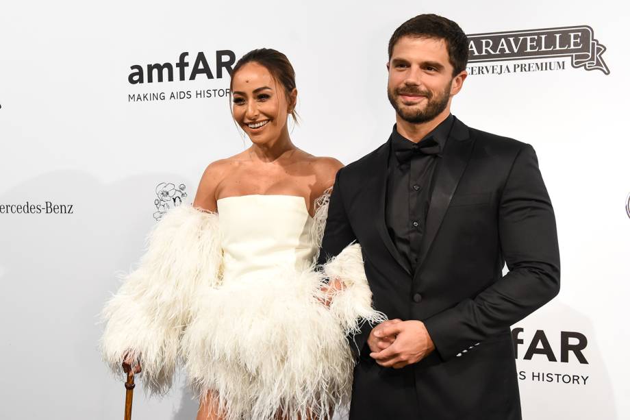 Sabrina Sato é vista chegando com seu namorado, Duda Nagle, à oitava edição do evento amfAR, que busca juntar fundos para pesquisas relacionadas ao combate do vírus HIV