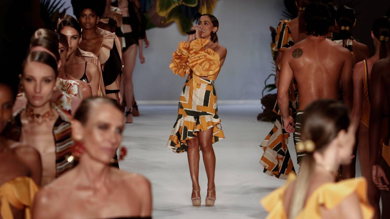 Anitta canta no desfile da Água de Coco, na abertura da SPFW - 21/4/2018