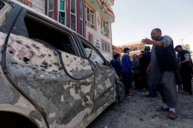 Carro é destruído após atentado com homem-bomba em Cabul, Afeganistão - 22/04/2018 Carro é destruído após atentado com homem-bomba em Cabul, Afeganistão - 22/04/2018