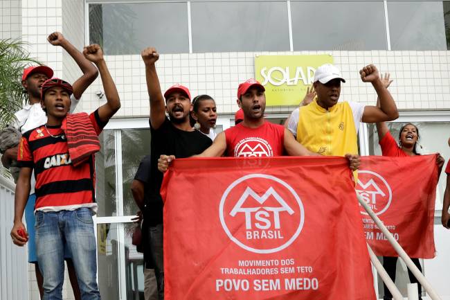 MTST ocupa tríplex atribuído a Lula no Guarujá MTST ocupa tríplex atribuído a Lula no Guarujá