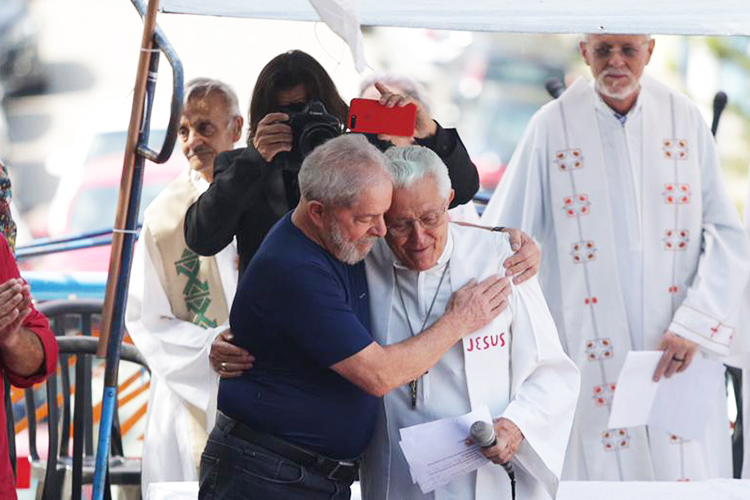 Lula e Dom Angélico Sândalo Bernardino durante missa no Sindicato dos Metalúrgicos do ABC - 07/04/2018