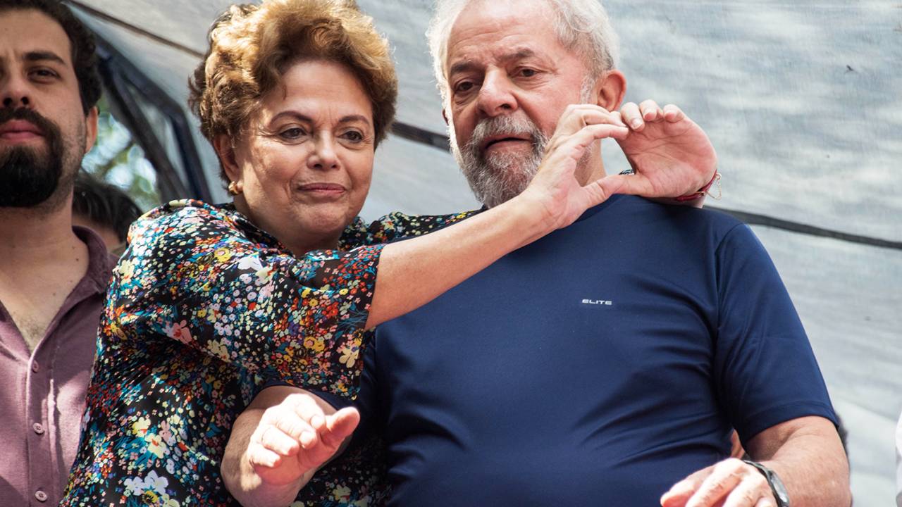 A ex-presidente Dilma Rousseff abraça o ex-presidente Lula, durante missa no Sindicato dos Metalúrgicos do ABC - 07/04/2018