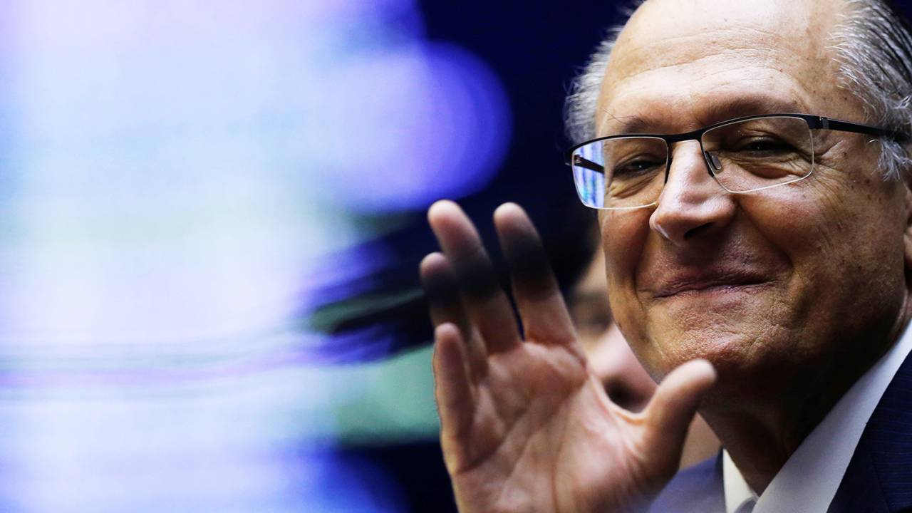 O pré-candidato à Presidência da República, Geraldo Alckmin (PSDB), acena durante sessão no Congresso Nacional, em Brasília (DF) - 25/04/2018