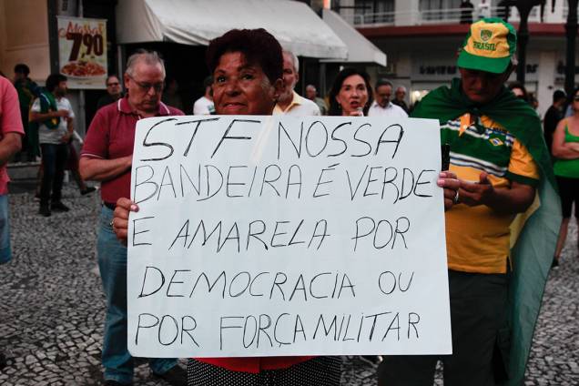 Manifestantes protestam contra o ex-presidente Lula nesta terça-feira (03), em Curitiba Manifestantes protestam contra o ex-presidente Lula nesta terça-feira (03), em Curitiba