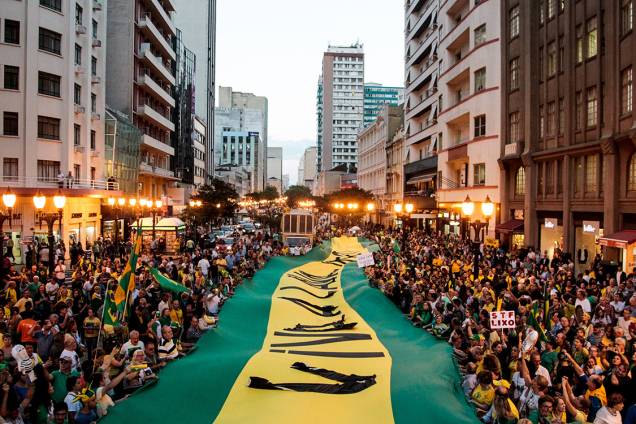 Manifestantes protestam contra o ex-presidente Lula nesta terça-feira (03), em Curitiba Manifestantes protestam contra o ex-presidente Lula nesta terça-feira (03), em Curitiba