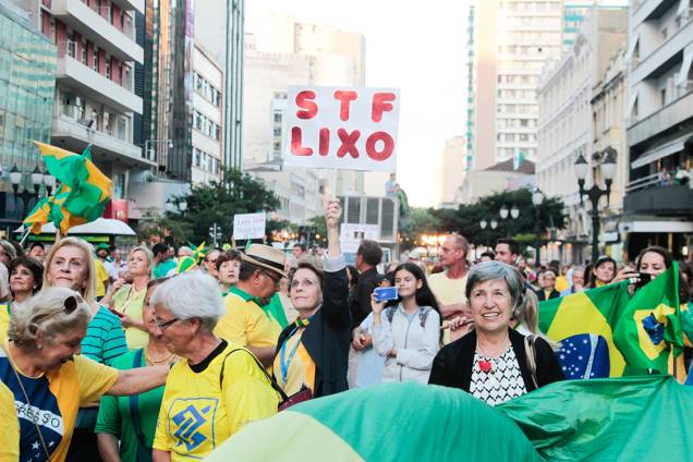Manifestantes protestam contra o ex-presidente Lula nesta terça-feira (03), em Curitiba Manifestantes protestam contra o ex-presidente Lula nesta terça-feira (03), em Curitiba