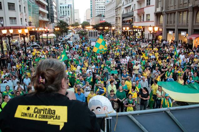 Manifestantes protestam contra o ex-presidente Lula nesta terça-feira (03), em Curitiba Manifestantes protestam contra o ex-presidente Lula nesta terça-feira (03), em Curitiba