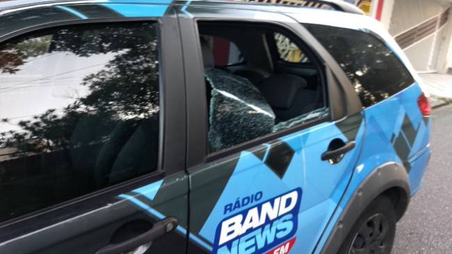 Um carro da BandNews FM teve um dos vidros quebrados por militantes petistas