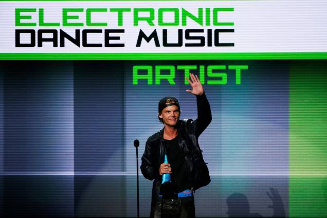 O DJ Avicii recebe o prêmio de artista favorito de música eletrônica no palco do 41º American Music Awards em Los Angeles, Califórnia - 24/11/2013 O DJ Avicii recebe o prêmio de artista favorito de música eletrônica no palco do 41º American Music Awards em Los Angeles, Califórnia - 24/11/2013