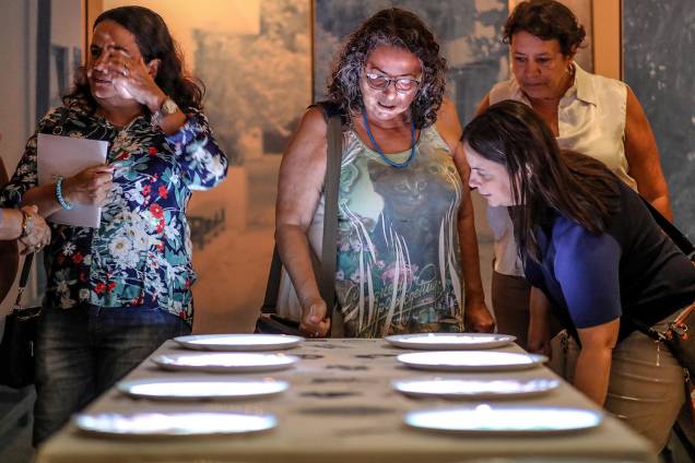 Convidados visitam exposição 'Ser Feliz É para Quem Tem Coragem', que homenageia Dona Canô Convidados visitam exposição 'Ser Feliz É para Quem Tem Coragem', que homenageia Dona Canô