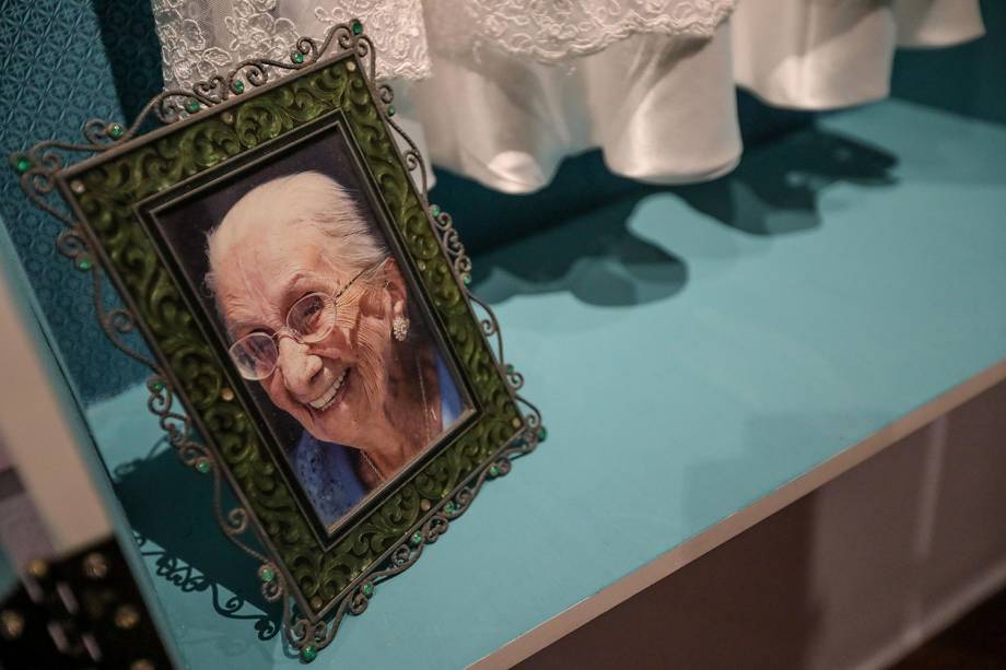 Retrato de Dona Canô em exposição em Salvador