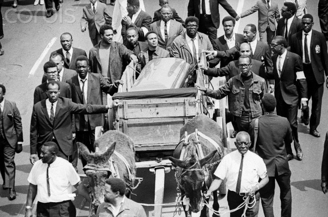 Caixão de Martin Luther King Jr. sendo carregado em passeata memorial em Atlanta, Georgia - 09/04/1968