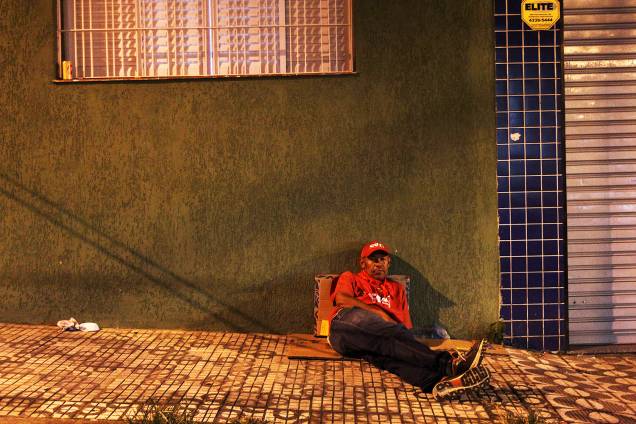 Militantes descansam nos arredores do Sindicato dos Metalúrgicos do ABC, em São Bernardo do Campo (SP) - 06/04/2018 Militantes descansam nos arredores do Sindicato dos Metalúrgicos do ABC, em São Bernardo do Campo (SP) - 06/04/2018