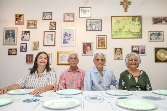 Irene, Roberto, Rodrigo e Mabel Velloso, filhos de Dona Canô, visitam a exposição 'Ser Feliz É para Quem Tem Coragem' antes de sua abertura Irene, Roberto, Rodrigo e Mabel Velloso, filhos de Dona Canô, visitam a exposição 'Ser Feliz É para Quem Tem Coragem' antes de sua abertura