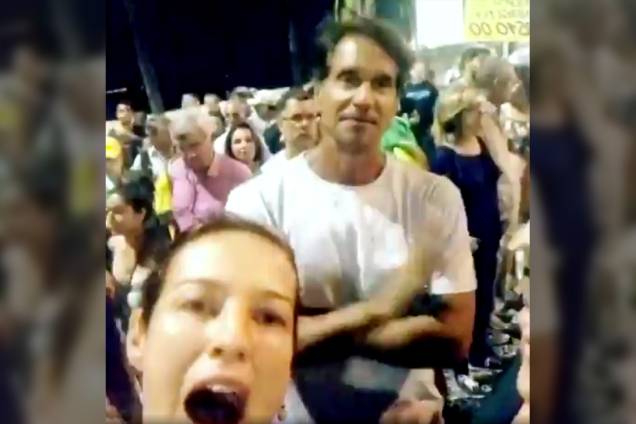 A atriz Luana Piovani e o ator Victor Fasano protestam a favor da prisão do ex-presidente Lula na praia de Copacabana, no Rio A atriz Luana Piovani e o ator Victor Fasano protestam a favor da prisão do ex-presidente Lula na praia de Copacabana, no Rio