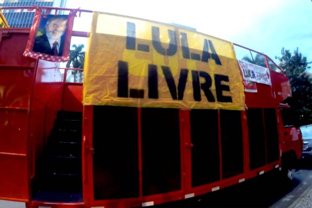 Manifestantes demonstram apoio ao ex-presidente Lula antes do julgamento pelo STF, em Belo Horizonte - 03/04/2018 Manifestantes demonstram apoio ao ex-presidente Lula antes do julgamento pelo STF, em Belo Horizonte - 03/04/2018