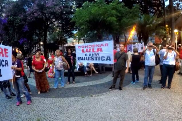 Manifestantes demonstram apoio ao ex-presidente Lula antes do julgamento pelo STF, em Belo Horizonte - 03/04/2018 Manifestantes demonstram apoio ao ex-presidente Lula antes do julgamento pelo STF, em Belo Horizonte - 03/04/2018