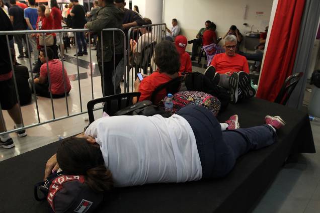 Apoiadores de Lula descansam dentro do sindicato Apoiadores de Lula descansam dentro do sindicato