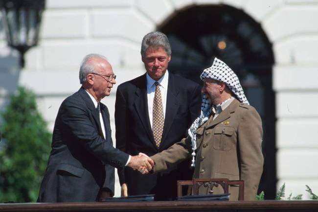 Yasir Arafat e Yitzhak Rabin O primeiro-ministro israelense Yitzhak Rabin e o líder palestino Yaser Arafat se cumprimentam em Washington - 13/09/1993