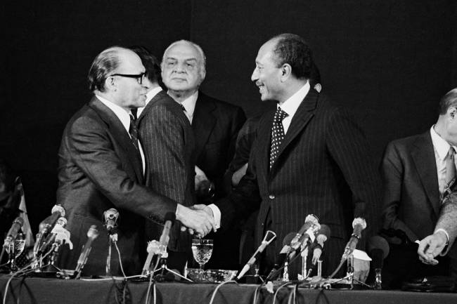 Anwar Sadat e Menahem Begin O presidente do Egito, Anwar Sadat, cumprimenta o primeiro-ministro israelense Menachem Begin, durante o primeiro ato para a paz entre as duas nações - 1977