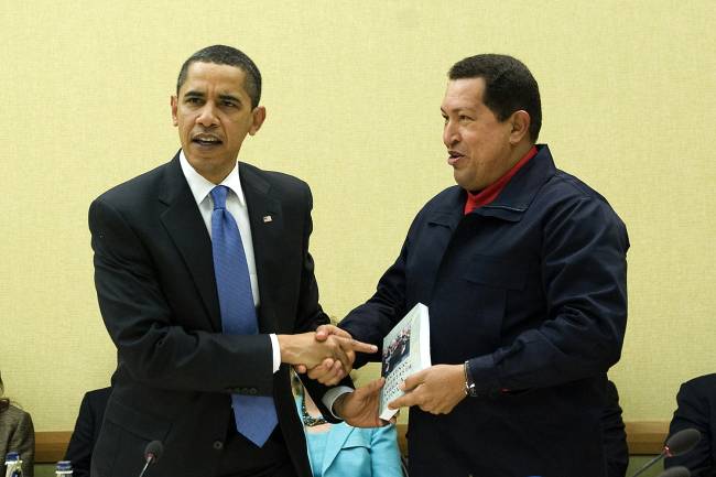 Barack Obama e Hugo Chávez O presidente americano Barack Obama cumprimenta o presidente venezuelano Hugo Chávez - 18/04/2009