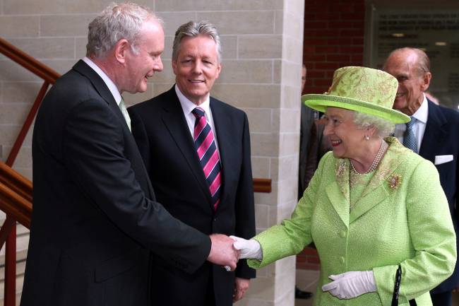 Rainha Elizabeth II e Martin McGuinness Rainha Elizabeth se reuniu com Martin McGuinness, ex-comandante do grupo armado IRA, na Irlanda do Norte - 27/06/2012