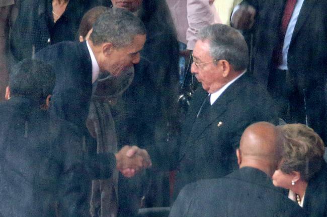 Barack Obama cumprimenta o presidente cubano Raúl Castro, durante o funeral de Nelson Mandela, em Joanesburgo, na África do Sul - 10/12/2013