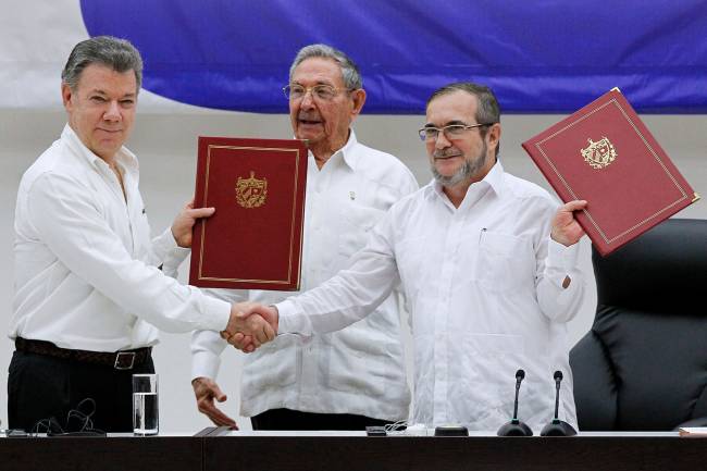Juan Manoel Santos e Timoleon Jimenez “Timonchenko” O presidente colombiano, Juan Manuel Santos, cumprimenta Timoleon Jimenez