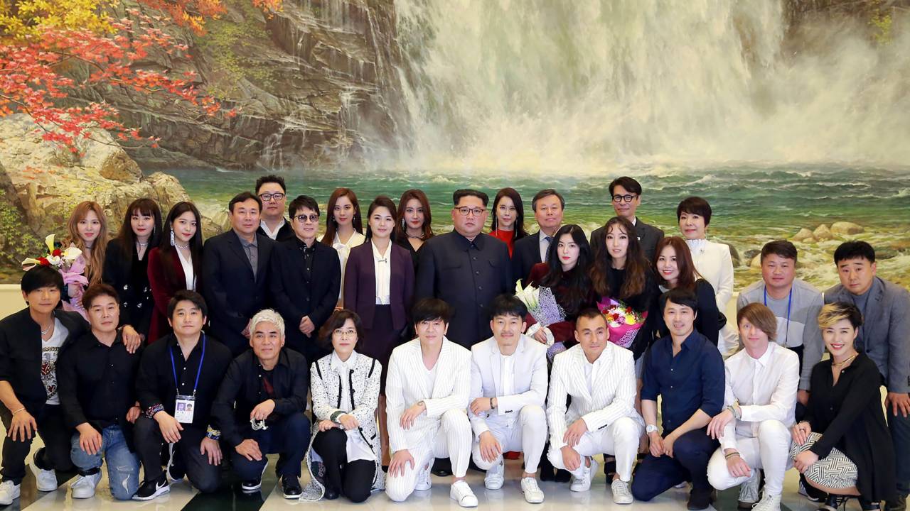 Kim Jong-un posa com cantores de K-pop
