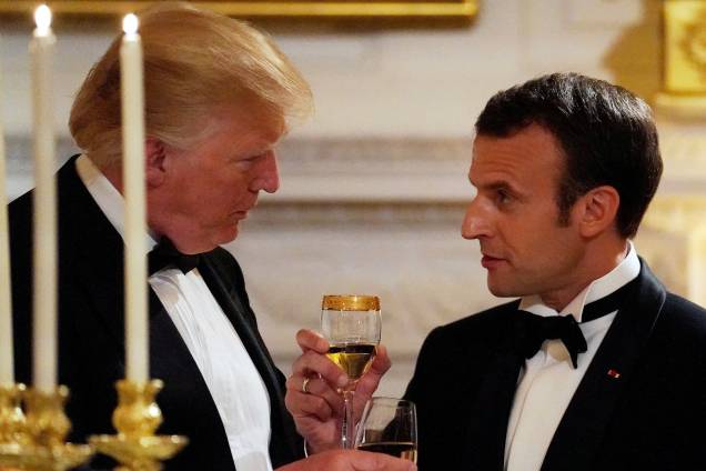O presidente francês Emmanuel Macron brinda o presidente dos Estados Unidos, Donald Trump, durante um jantar de Estado na Casa Branca, em Washington - 24/04/2018 O presidente francês Emmanuel Macron brinda o presidente dos Estados Unidos, Donald Trump, durante um jantar de Estado na Casa Branca, em Washington - 24/04/2018
