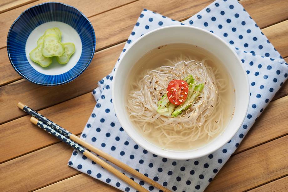 Naengmyun, o tradicional macarrão gelado. O prato é ingerido em toda a Península Coreana, mas ficou mais famoso com sua versão norte-coreana, que tem uma textura e temperos diferentes da sul-coreana.