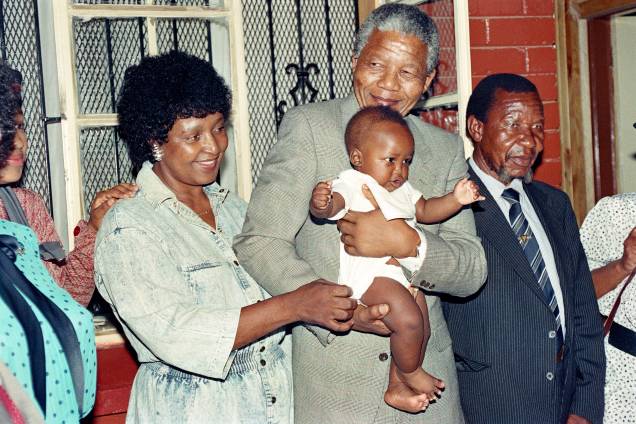 Líder anti-apartheid e membro do Congresso Nacional Africano (ANC) Nelson Mandela, e sua esposa Winnie Madikizela-Mandela, brincam com o neto Bambata em sua casa em Soweto, África do Sul - 21/02/1990 Líder anti-apartheid e membro do Congresso Nacional Africano (ANC) Nelson Mandela, e sua esposa Winnie Madikizela-Mandela, brincam com o neto Bambata em sua casa em Soweto, África do Sul - 21/02/1990