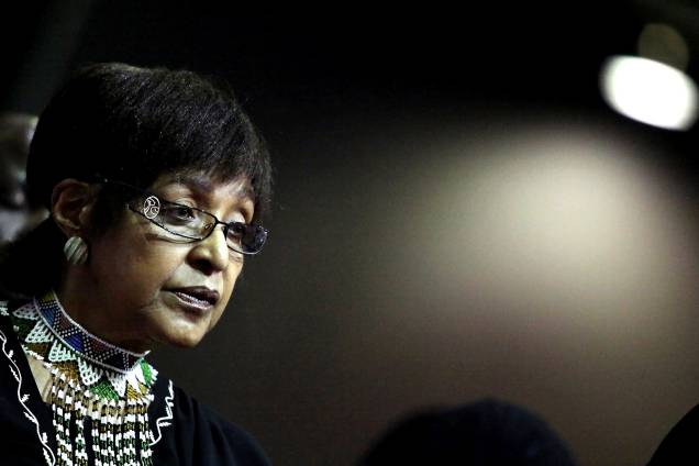 Winnie Madikizela Mandela, ex-mulher do ex-presidente sul-africano Nelson Mandela, é vista durante o funeral de Fatima Meer, ativista anti-apartheid e ativista dos direitos da mulher no Centro de Exposições de Durban - 13/03/2010 Winnie Madikizela Mandela, ex-mulher do ex-presidente sul-africano Nelson Mandela, é vista durante o funeral de Fatima Meer, ativista anti-apartheid e ativista dos direitos da mulher no Centro de Exposições de Durban - 13/03/2010