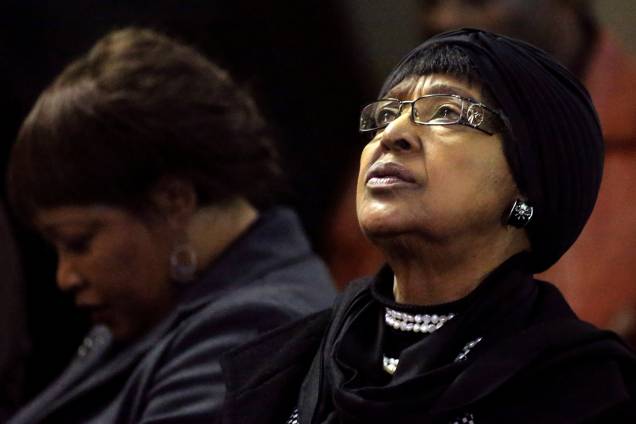 Winnie Madikizela Mandela e sua filha Zindzi, participam de um culto de oração para o doente Nelson Mandela, em uma igreja em Joanesburgo, África do Sul - 05/07/2013 Winnie Madikizela Mandela e sua filha Zindzi, participam de um culto de oração para o doente Nelson Mandela, em uma igreja em Joanesburgo, África do Sul - 05/07/2013
