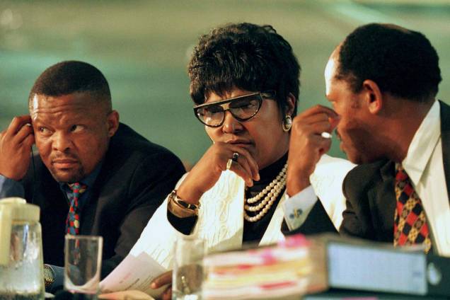 Winnie Madikizela Mandela e membros de sua equipe jurídica, ouvem o depoimento de uma das testemunhas em uma audiência pública especial da Comissão de Verdade e Reconciliação da África do Sul, em Joanesburgo - 01/12/1997 Winnie Madikizela Mandela e membros de sua equipe jurídica, ouvem o depoimento de uma das testemunhas em uma audiência pública especial da Comissão de Verdade e Reconciliação da África do Sul, em Joanesburgo - 01/12/1997