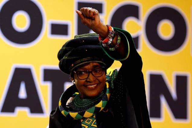 Winnie Madikizela Mandela, ex-esposa do ex-presidente sul-africano Nelson Mandela, gesticula para apoiadores na 54ª Conferência Nacional do Congresso Nacional Africano (ANC) no Centro de Exposições Nasrec, em Joanesburgo, África do Sul - 16/12/2017 Winnie Madikizela Mandela, ex-esposa do ex-presidente sul-africano Nelson Mandela, gesticula para apoiadores na 54ª Conferência Nacional do Congresso Nacional Africano (ANC) no Centro de Exposições Nasrec, em Joanesburgo, África do Sul - 16/12/2017