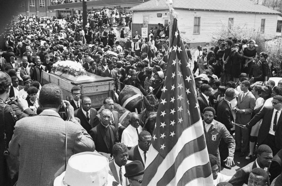 Caixão de Martin Luther King Jr. sendo carregado em passeata memorial em Atlanta, Georgia - 09/04/1968