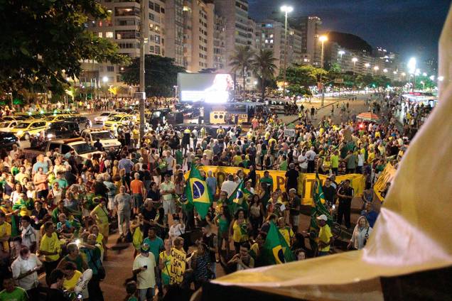 Manifestantes protestam a favor da prisão do ex-presidente Lula na praia de Copacabana, no Rio Manifestantes protestam a favor da prisão do ex-presidente Lula na praia de Copacabana, no Rio