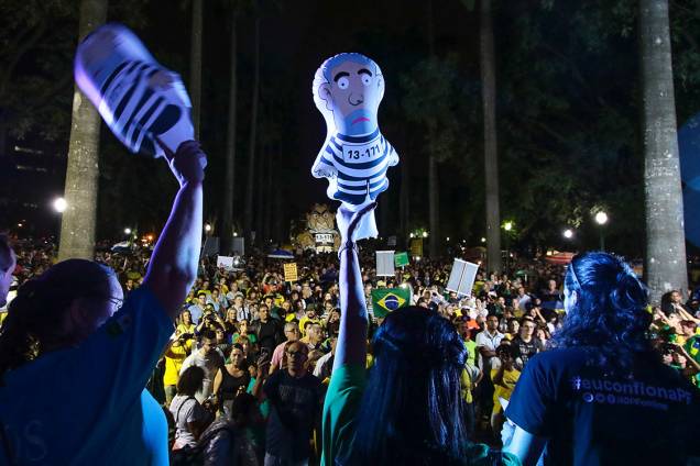 Manifestantes protestam contra o ex-presidente Lula na Praça da Liberdade, centro de Belo Horizonte, na noite desta Terça feira (03) Manifestantes protestam contra o ex-presidente Lula na Praça da Liberdade, centro de Belo Horizonte, na noite desta Terça feira (03)